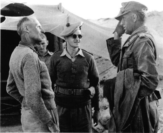 El general Von Thoma se presenta a Montgomery tras ser capturado